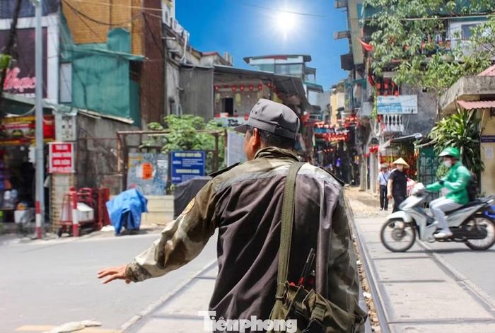Mồ hôi ướt đẫm đồng phục của người công nhân giữa "chảo lửa" đường sắt.