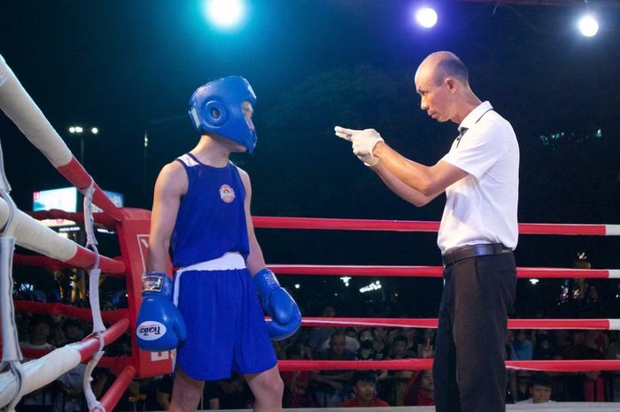 Trọng tài luôn theo dõi sát tình huống của các võ sĩ, góp phần giữ cho trận đấu diễn ra an toàn, đúng luật và hấp dẫn.