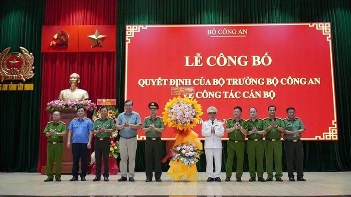Ban Giám đốc Công an tỉnh Tây Ninh tặng hoa chúc mừng Đại tá Phạm Thanh Tùng.