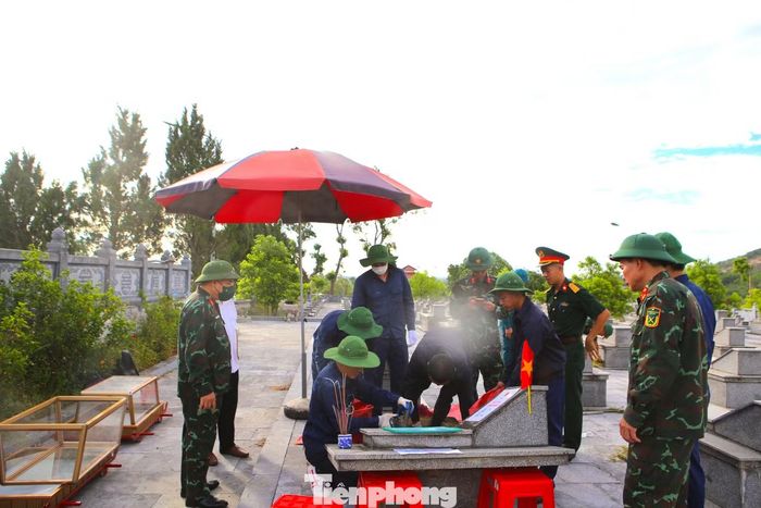 Khi các phần mộ được lưu chụp và số hóa vào hệ thống, Đội Quy tập hài cốt liệt sĩ thuộc Bộ Chỉ huy Quân sự tỉnh Hà Tĩnh sẽ tiến hành mở phần mộ theo đúng quy trình kỹ thuật quy định. Toàn bộ quá trình được giám sát chặt chẽ, ghi chép đầy đủ nhằm bảo đảm tuyệt đối an toàn, không để xảy ra xáo trộn, thất lạc hài cốt cũng như các di vật liên quan.