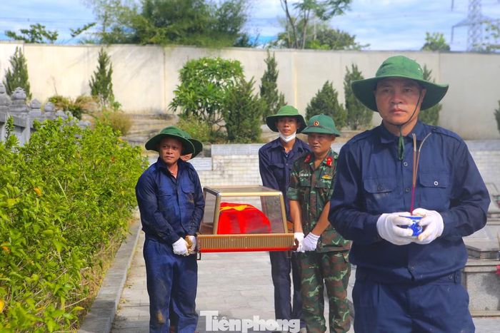 Sau khi khai quật, tiểu sành chứa hài cốt liệt sĩ được trang trọng đặt trong lồng kính, phủ Quốc kỳ Tổ quốc và đưa đến khu vực lấy mẫu sinh phẩm. Toàn bộ quá trình diễn ra trong không khí nghiêm cẩn, thể hiện sự tôn kính và tri ân sâu sắc đối với các anh hùng liệt sĩ.