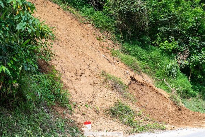 Theo đại diện xã Tân Tiến, toàn xã có khoảng 1.463 hộ với trên 6.500 nhân khẩu ở 24 thôn. Quốc lộ 3B là tuyến độc đạo để di chuyển vào xã nên vào mùa mưa, nhiều điểm sạt lở xuất hiện gây ảnh hưởng đến đời sống của người dân.
