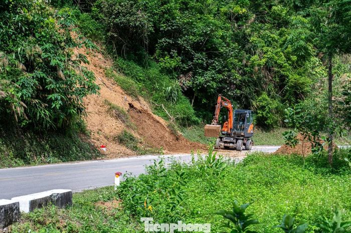 Tại Km20 thuộc quốc lộ 3B, máy xúc được huy động để dọn dẹp điểm sạt lở.