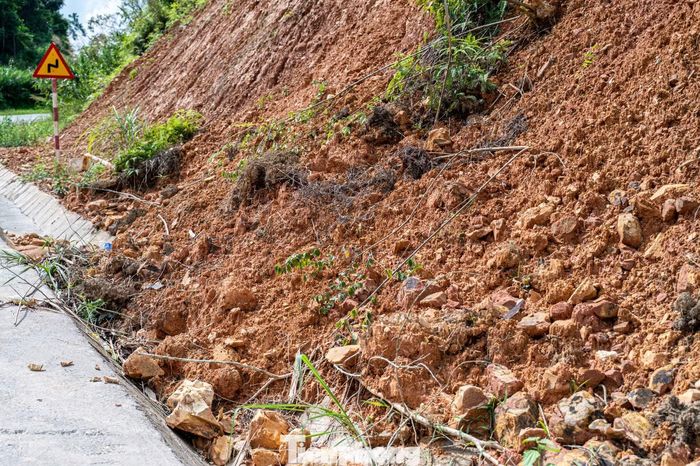 Đất đá lấp hệ thống cống rãnh thoát nước và gây hư hỏng cho các công trình giao thông.
