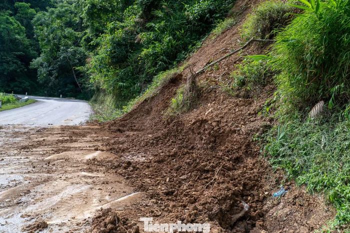 Việc sạt lở đã gây ra khó khăn cho việc di chuyển của người dân, đặc biệt là phương tiện xe máy.