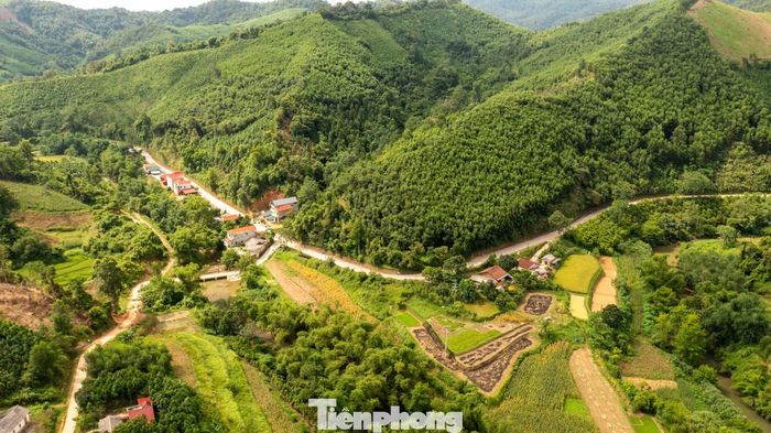 Đặc biệt, tại thôn Khau Luông phát hiện vết nứt dài khoảng 200 m, rộng nhất 20 cm, sâu khoảng 1,4 m, gây sụt lún 10-15 cm tại khu vực nương trồng rau, ngô của người dân, có thể gây nguy hiểm cho nhiều hộ dân phía dưới. Vị trí vết nứt ảnh hưởng trực tiếp đến nhà ở của 20 hộ dân với 96 nhân khẩu, 2 công trình điện, nhà văn hóa và 9 ha đất sản xuất.