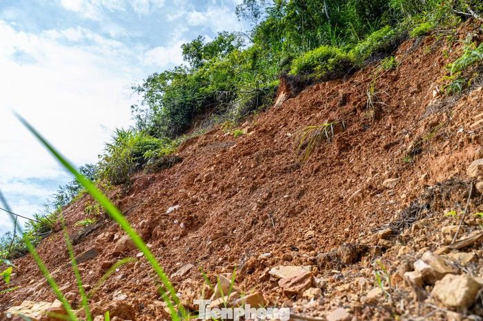  Ngày 24/6, PV báo Tiền Phong trên đường di chuyển vào hiện trường lở tại xã Tân Tiến đã phát hiện thêm nhiều điểm sạt lở khác trên quốc lộ 4A và 3B dẫn vào trung tâm xã. 