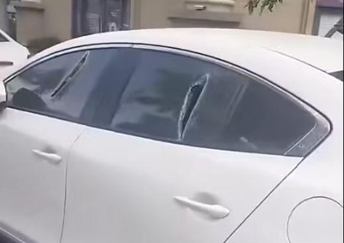 Một xe ô tô bị phá vỡ kính xe.