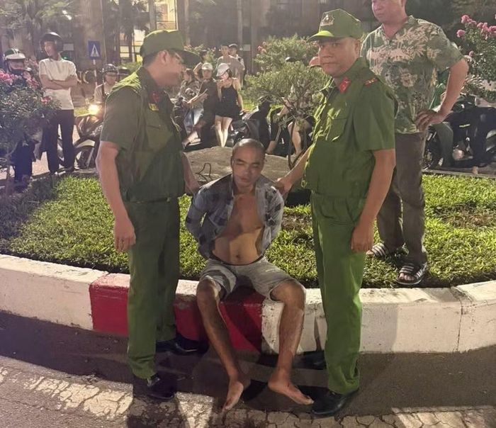 Cảnh sát khống chế đối tượng có hành vi tấn công người đi đường.