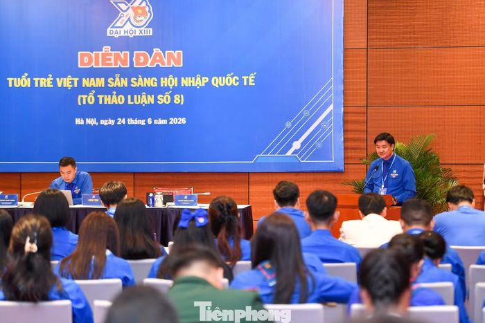 Anh Trần Ngọc Nam - Bí thư Tỉnh đoàn Ninh Bình - phát biểu đề dẫn tại diễn đàn số 4 với chủ đề Tuổi trẻ Việt Nam sẵn sàng hội nhập quốc tế.