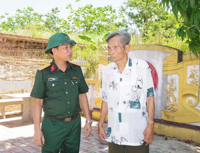 Đại tá Hà Văn Ái - Phó Chính ủy Bộ CHQS TP. Huế, cùng nhân chứng khảo sát vị trí nghi có mộ liệt sĩ.