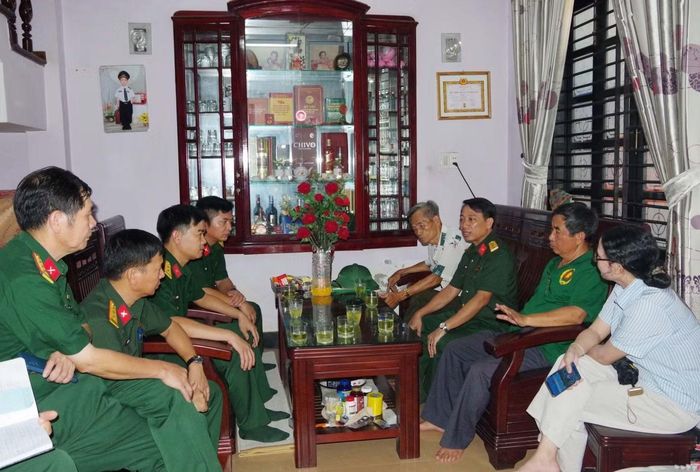 Lãnh đạo Bộ CHQS TP. Huế trực tiếp làm việc với các nhân chứng.