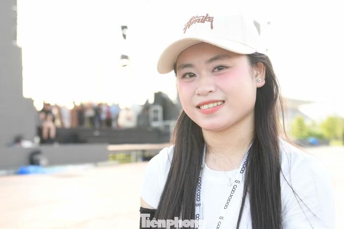 Bạn Ngọc Thanh - sinh viên Đại học Sư phạm Hà Nội - cho biết từng có vinh dự tham gia nhóm tình nguyện viên cho sự kiện kỷ niệm Quốc khánh 2/9. Nữ Đảng viên trẻ mang tinh thần "A80" đến với concert Thanh xuân, khẳng định sẽ cống hiến hết mình cho đêm nhạc. Ngọc Thanh cũng mong chờ gặp thần tượng là Hòa Minzy, Võ Hạ Trâm...