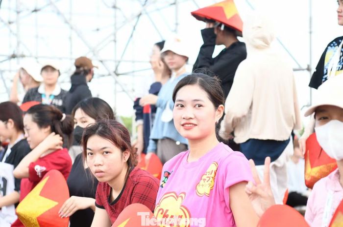 Không khí tập luyện hăng say và những khoảnh khắc nghỉ ngơi ở hậu trường.
