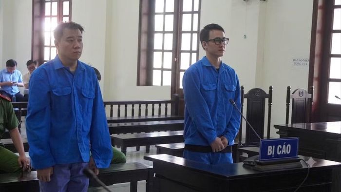 Hai bị cáo Nguyễn Phương Thắng (bìa phải) và Nguyễn Thanh Duy tại phiên tòa phúc thẩm.