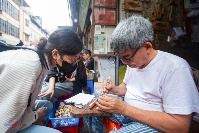 Điều làm ông Toàn vui hơn cả là sự quan tâm của giới trẻ với các con dấu mà ông làm. Đã có lúc ông nghĩ rằng nghề của ông đã trở thành dĩ vãng, không ai còn nhớ tới.