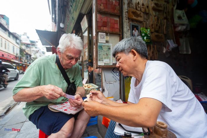 Rất nhiều khách du lịch nước ngoài cũng đã biết đến cửa hàng của ông và tìm đến để tìm hiểu và đặt làm con dấu như một kỷ niệm.