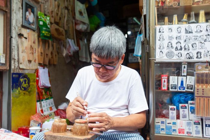 Ông Phạm Ngọc Toàn gắn bó với nghề khắc dấu gỗ thủ công cũng là một cái nợ với nghề truyền thống của gia đình.