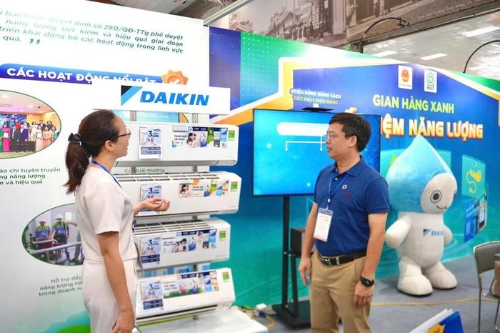 Khách hàng tìm hiểu về sản phẩm tiết kiệm năng lượng.