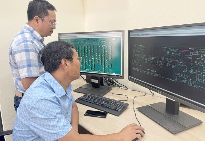 Các kỹ sư của EVNNPT theo dõi tình trạng vận hành đường dây truyền tải điện vào trưa ngày 24/6/2026.