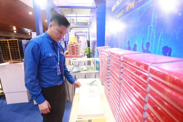 Anh Nguyễn Duy Nam, Bí thư Đoàn Thanh niên Tòa án nhân dân tối cao tham quan gian hàng trưng bày trước giờ khai mạc Đại hội.