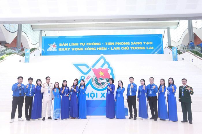 Các đại biểu thể hiện quyết tâm và ý chí của tuổi trẻ tại Đại hội.