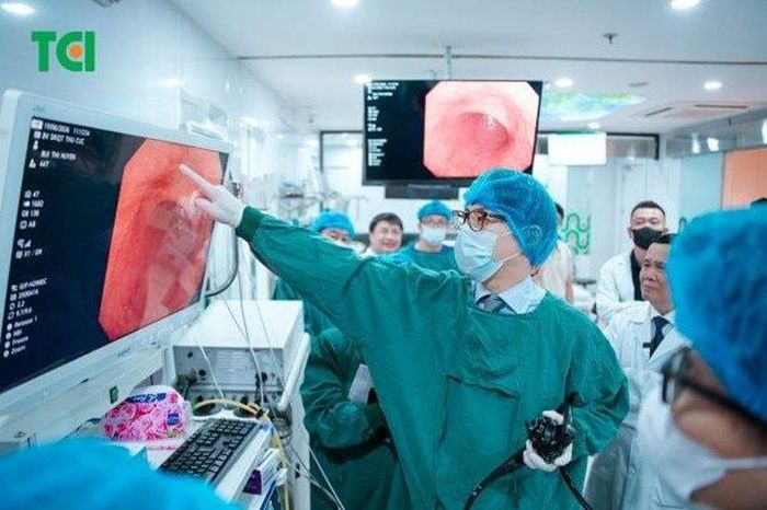 PGS.TS.BS Masashi Misawa trực tiếp thực hành nội soi tại hội thảo do TCI tổ chức (Ảnh: TCI)