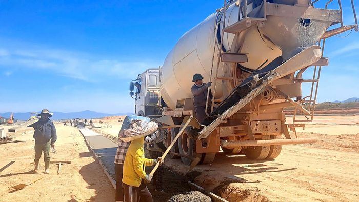 Theo các công nhân, những ngày nắng đỉnh điểm, lượng nước uống tiêu thụ tăng gấp nhiều lần so với bình thường.