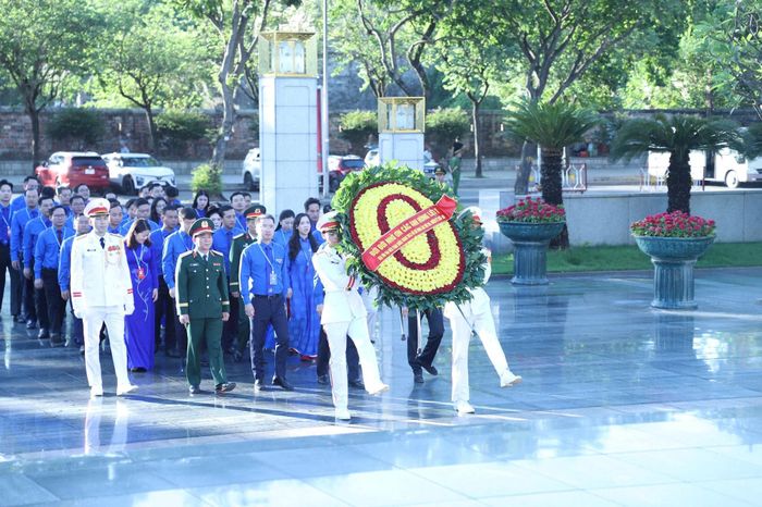 Đoàn đại biểu dâng hương tại đài tưởng niệm anh hùng liệt sĩ Bắc Sơn.