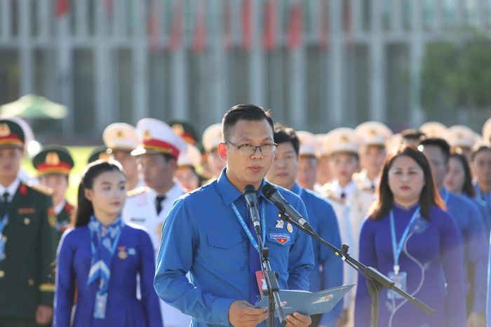 Anh Phạm Quang Thắng, Bí thư Đoàn Ban quản lý Khu nông nghiệp công nghệ cao TP.HCM, thay mặt tuổi trẻ cả nước báo cáo với Bác.