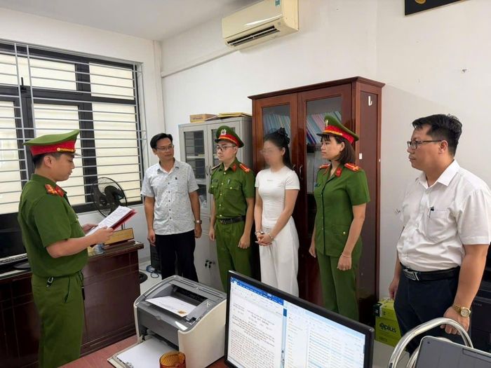 Cơ quan Cảnh sát điều tra Công an TP Đà Nẵng tống đạt các quyết định đối với Phạm Thị Mỹ Tuyết.