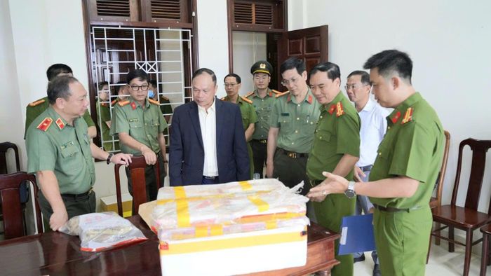 Phó Chủ tịch UBND tỉnh Gia Lai Dương Mah Tiệp và Thiếu tướng Lê Quang Nhân, Giám đốc Công an tỉnh đã thưởng nóng cho tập thể đơn vị có thành tích xuất sắc.(Ảnh: CAGL).