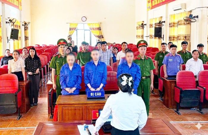 Các bị cáo tại phiên xử.
