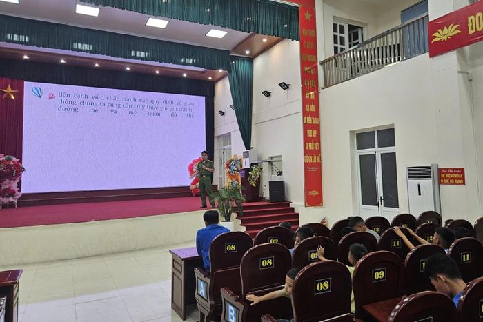 Công an đặc khu Bạch Long Vĩ tuyên truyền pháp luật về trật tự an toàn giao thông cho thanh thiếu nhi.