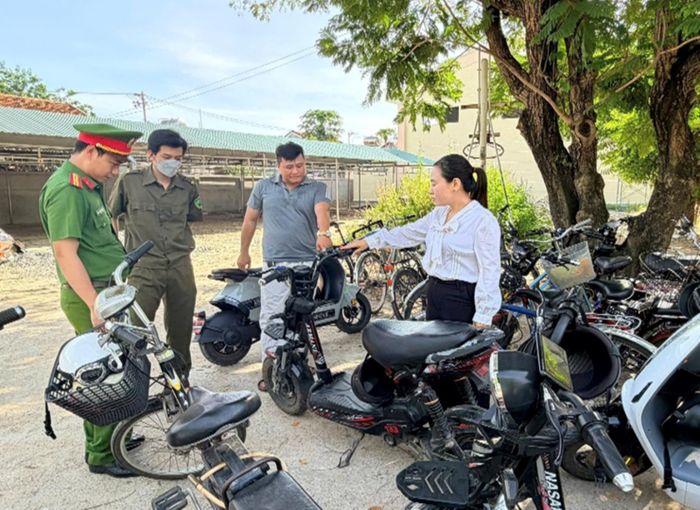 Công an phường Phú Yên tăng cường kiểm tra việc chấp hành của học sinh điều khiển xe đạp điện ở trường học