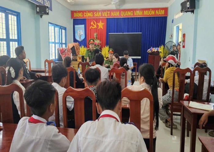 Công an phường Phú Yên tăng cường công tác tuyên truyền về trật tự an toàn giao thông đến học sinh, phụ huynh trên địa bàn