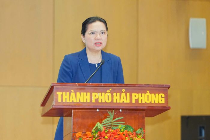 Phó Chủ tịch, Tổng Thư ký Ủy ban Trung ương MTTQ Việt Nam Hà Thị Nga phát biểu tại hội nghị. 