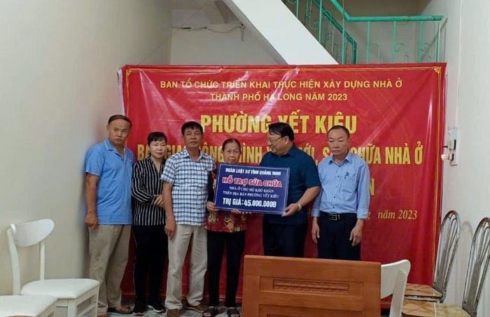 Luật sư Vũ Hữu Quý, Chủ nhiệm Đoàn Luật sư tỉnh Quảng Ninh đại diện trao kinh phí hỗ trợ sửa chữa nhà cho hộ gia đình có hoàn cảnh khó khăn trên địa bàn tỉnh Quảng Ninh.
