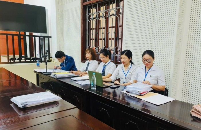 Luật sư Phạm Thị Lan (giữa) tham gia bào chữa trong một phiên tòa hình sự.