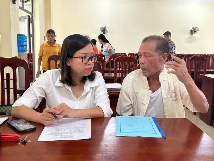 Trợ giúp viên pháp lý tư vấn cho người dân tại một hội nghị trợ giúp pháp lý ở Bình Liêu.