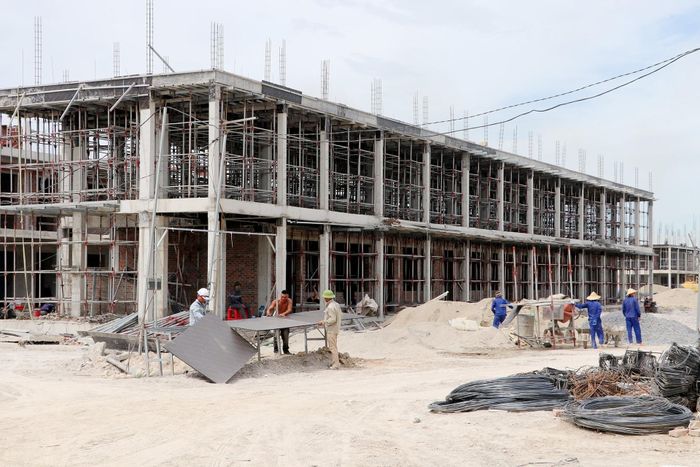Bất chấp thời tiết nắng nóng, công nhân trên công trường vẫn miệt mài tăng tốc thi công để bảo đảm tiến độ dự án.