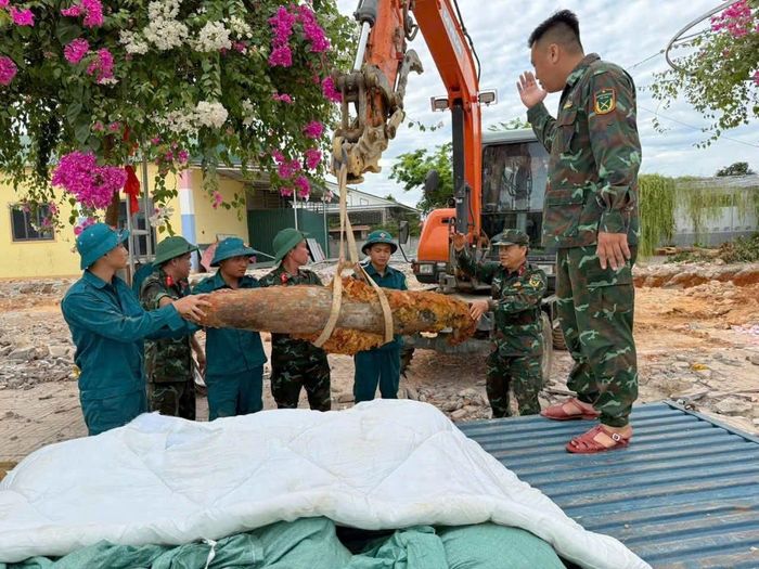 Bom phá loại MK82 có đường kính 27,5cm, chiều dài 1,55m, trọng lượng khoảng 250kg và vẫn còn nguyên kíp nổ.