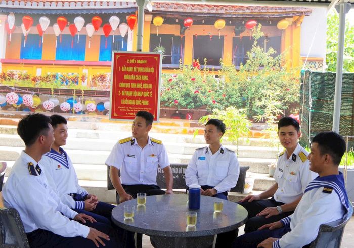 Cán bộ, học viên, Học viện Hải quân trò chuyện cùng chiến sĩ Đảo Song Tử Tây.