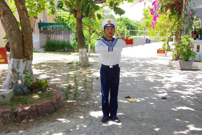 Chiến sĩ Đảo Song Tử Tây đang thực hiện nhiệm vụ.