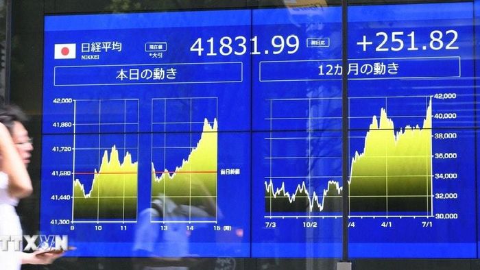 Bảng chỉ số chứng khoán tại Tokyo (Nhật Bản). Ảnh: Kyodo/TTXVN