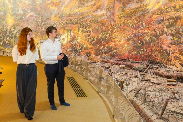 Đoàn tham quan bức tranh panorama tái hiện chiến dịch Điện Biên Phủ