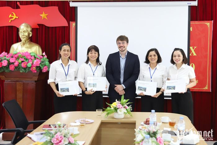 Nhà sử học người Pháp trao tặng bản góp ý về trưng bày cho cán bộ, nhân viên Bảo tàng Chiến thắng Điện Biên Phủ