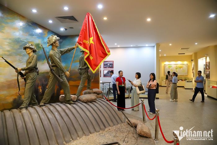 Người dân tham quan các hiện vật
