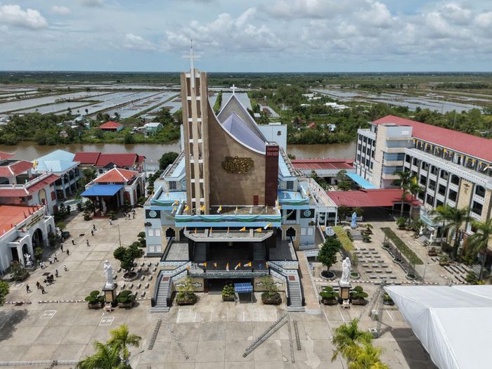 Nhà thờ Giáo xứ Tắc Sậy, xã Phong Thạnh, tỉnh Cà Mau - nơi sẽ diễn ra lễ tuyên phong Chân phước cho linh mục Phanxicô Xaviê Trương Bửu Diệp. Ảnh: Tào Đạt
