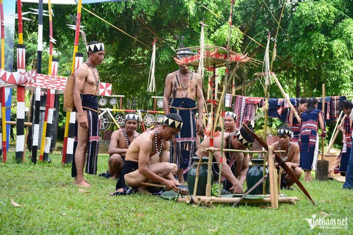 Mâm cỗ gồm thịt heo, gà và rượu cần, lúa gạo được bày quanh cây nêu